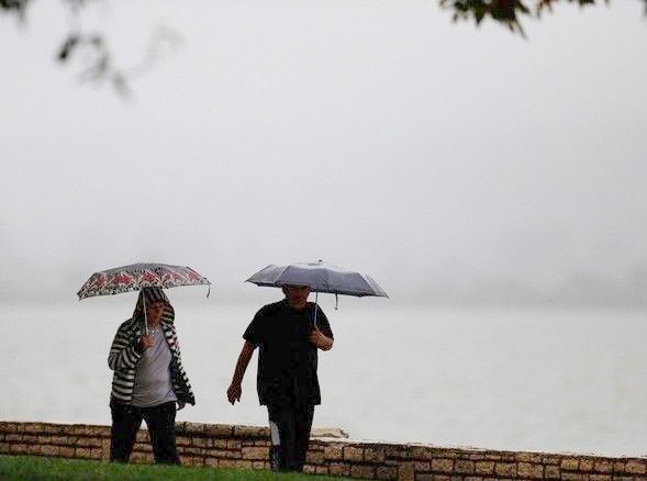 ΚΑΙΡΟΣ: Ξεχάστε τη θάλασσα το Σαββατοκύριακο - Ερχονται βροχές