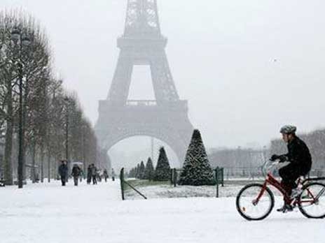 Ασπρισε το Παρίσι