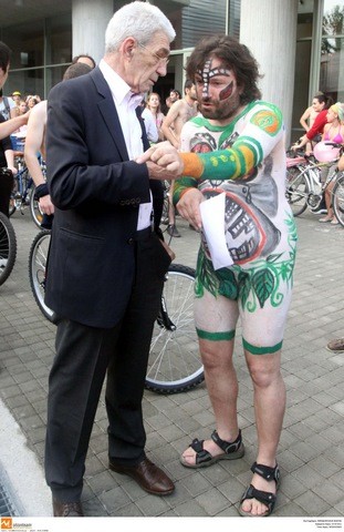 Ο Μπουτάρης με τους γυμνούς ποδηλάτες!