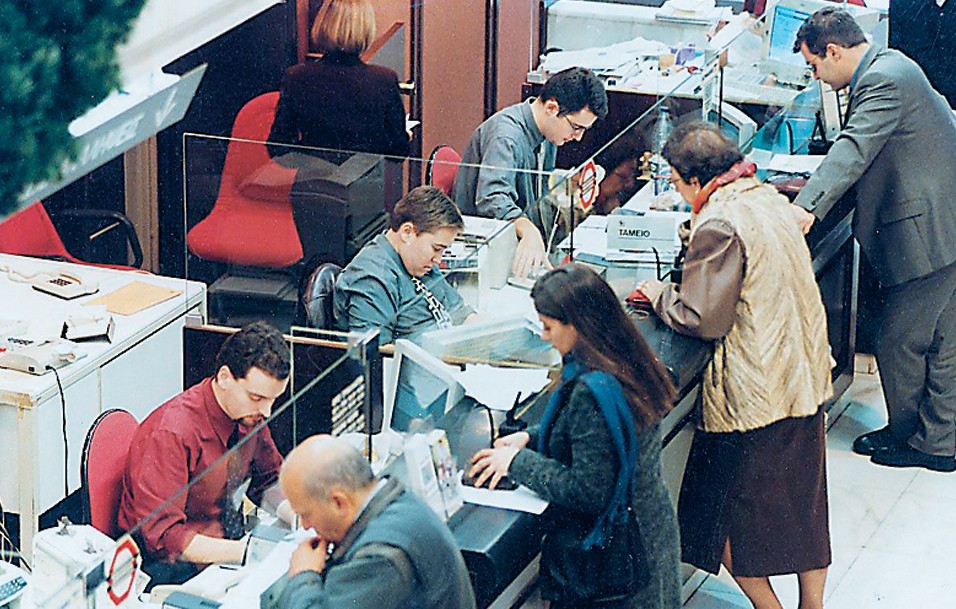 ΤΡΑΠΕΖΕΣ: Καταργήθηκαν τέσσερις συναλλαγές στα γκισέ λόγω πανδημίας