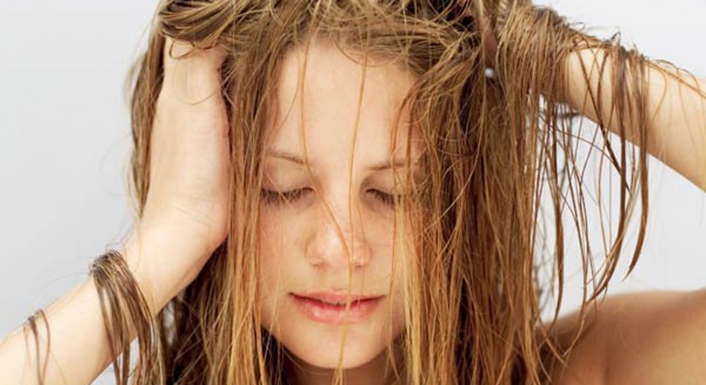 Αυτοί είναι οι λόγοι που λαδώνουν τα μαλλιά σου!