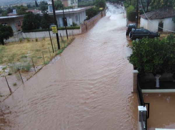 ΕΥΒΟΙΑ-ΚΑΚΟΚΑΙΡΙΑ: Οι δρόμοι στην Καστέλλα έγιναν ποτάμια