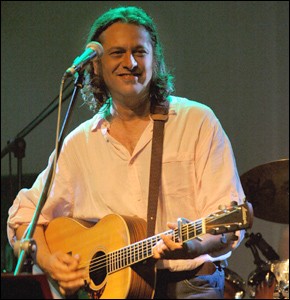 Ο Ζερβουδάκης τραγουδά για την Καστέλλα