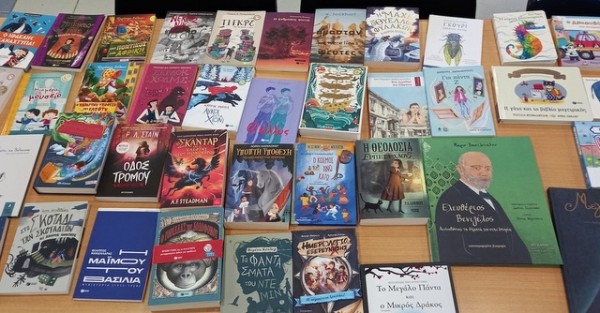ΚΑΘΕΝΟΙ ΕΥΒΟΙΑΣ: Δωρεά 250 βιβλίων στη Δημοτική Βιβλιοθήκη
