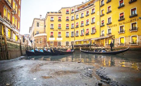 Στέρεψαν τα κανάλια της Βενετίας