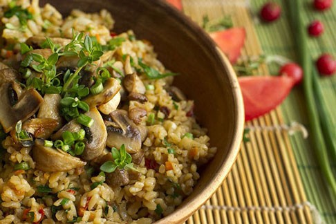 Πλιγούρι με μανιτάρια και κρασί