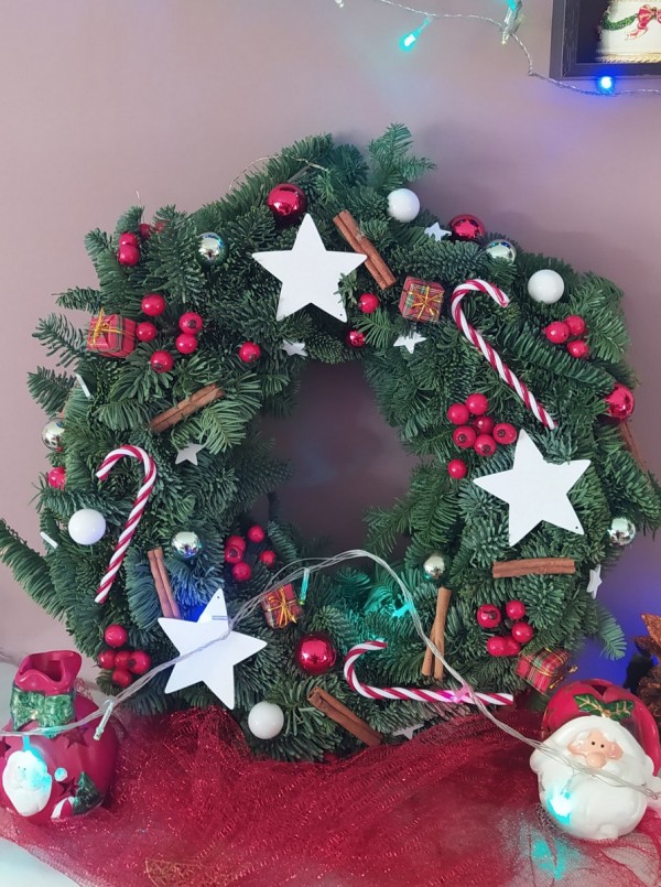 Το Χριστουγεννιάτικο στεφάνι έφτασε στα χέρια της τυχερής