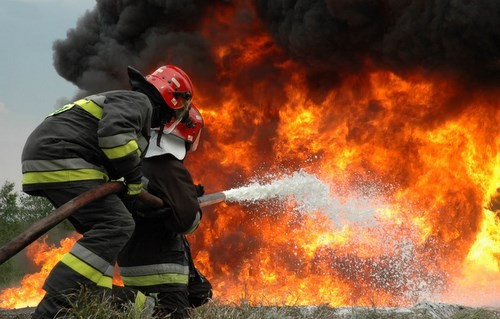 Ξέσπασαν δύο φωτιές ξημερώματα Σαββάτου σε Αυλίδα και Κάρυστο