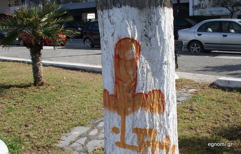 Άσεμνη ζωγραφική σε δένδρο στη Σουβάλα