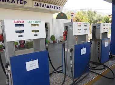 Ανασφάλιστοι εργαζόμενοι σε σούπερ μάρκετ και βενζινάδικα