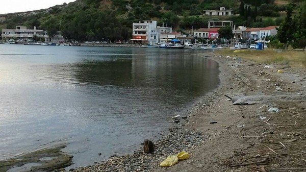 ΚΑΡΑΒΟΣ ΑΛΙΒΕΡΙΟΥ: Μέσα στη βρόμα η παραλία