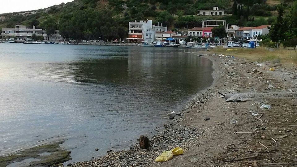 ΚΑΡΑΒΟΣ ΑΛΙΒΕΡΙΟΥ: Μέσα στη βρόμα η παραλία