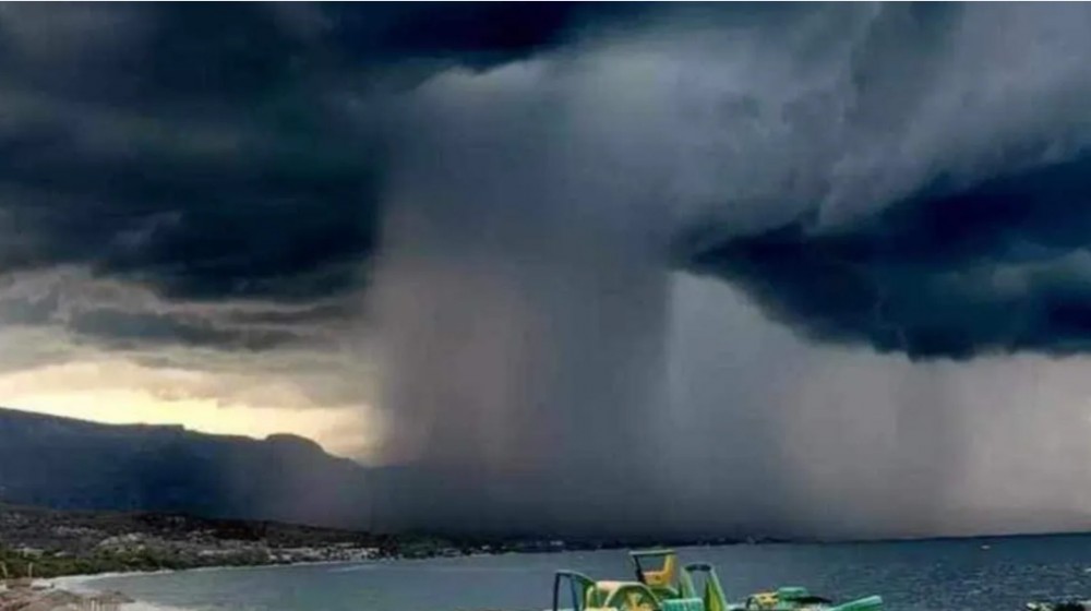 Η κακοκαιρία σχημάτισε βροχοκουρτίνα στους Αγίους Θεοδώρους