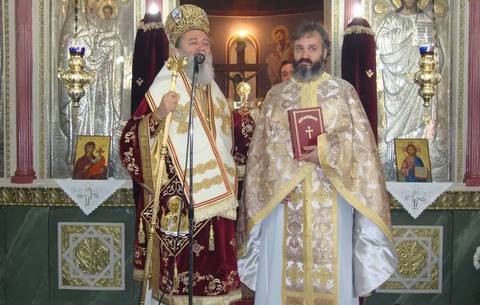 Φώναξαν άξιος στον παπά-Φώτη