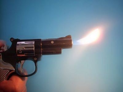 Τους απείλησε με όπλο - αναπτήρα!