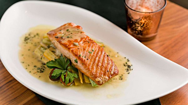 Φιλέτο σολομού με σάλτσα λεμόνι