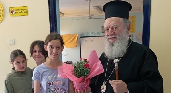 ΑΦΡΑΤΙ ΧΑΛΚΙΔΑΣ: Ο Μητροπολίτης τέλεσε θεία λειτουργία για τους μαθητές και έλαβε όμορφα δώρα