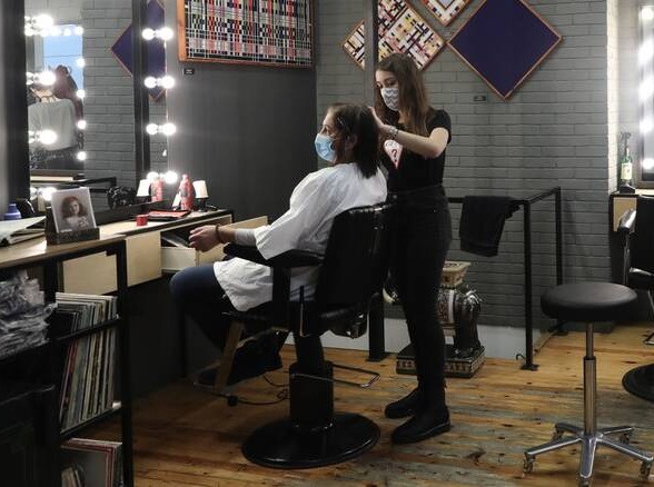 ΚΟΡΩΝΟΪΟΣ: Προτεραιότητα το άνοιγμα των κομμωτηρίων