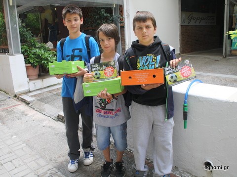 Τους μοίρασαν καλά φρούτα στο σχολείο