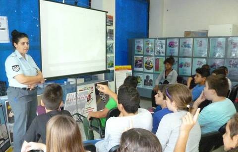 Βομβάρδισαν την αξιωματικό με ερωτήσεις