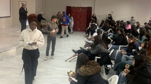 ΔΡΟΣΙΑ ΧΑΛΚΙΔΑΣ: Κοπή πίτας στο Λύκειο μαζί με παιδιά από την Δομή της Ριτσώνας