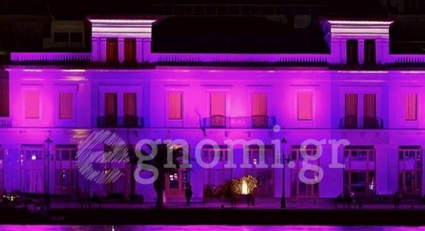 Ροζ το Δημαρχείο της παραλίας στη Χαλκίδα