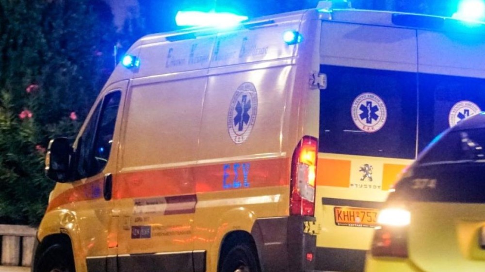 19χρονες πλακώθηκαν στο ξύλο και έπεσαν πάνω σε τζαμαρία (VIDEO)