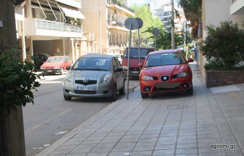 Κοίτα θέση που βρήκε να παρκάρει!