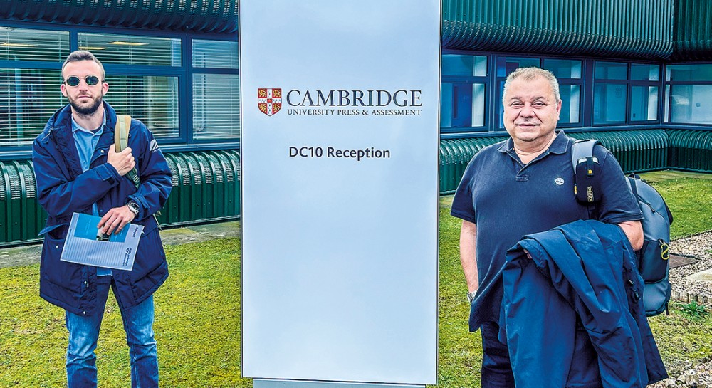 Ο Βασίλης και ο Αγγελος Τσονίδης στα άδυτα του Cambridge